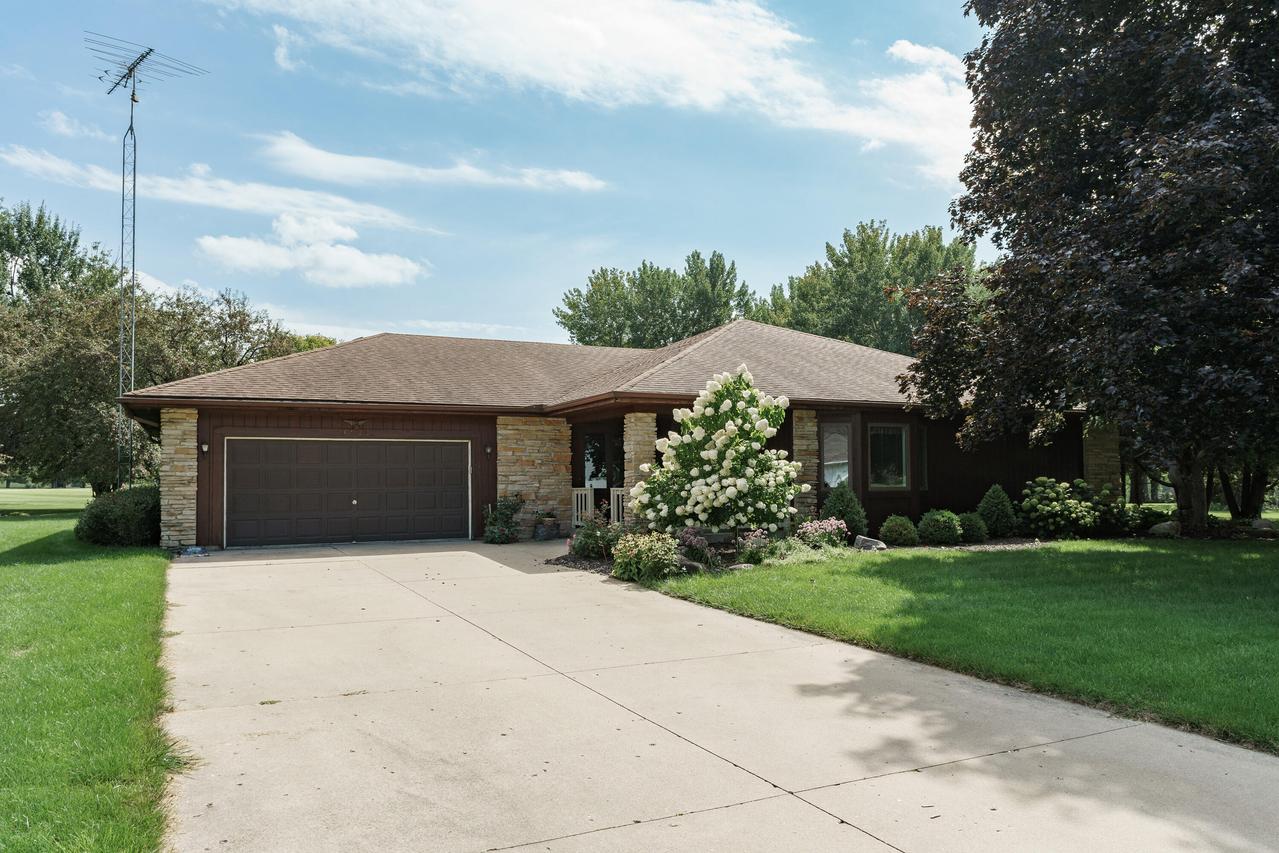 1605 Country Club, Watertown, WI 53098