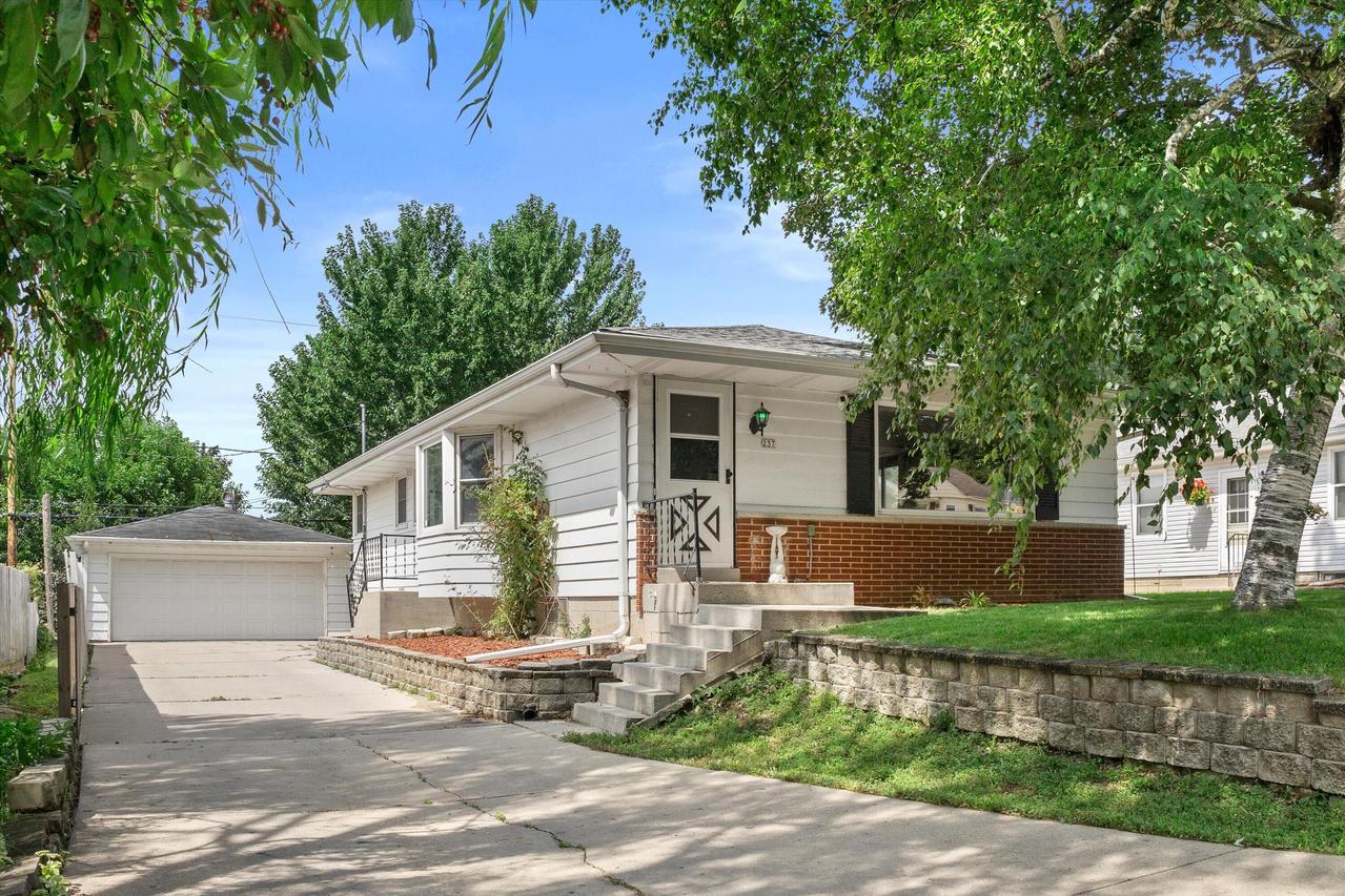 237 N 113th St, Wauwatosa, WI 53226