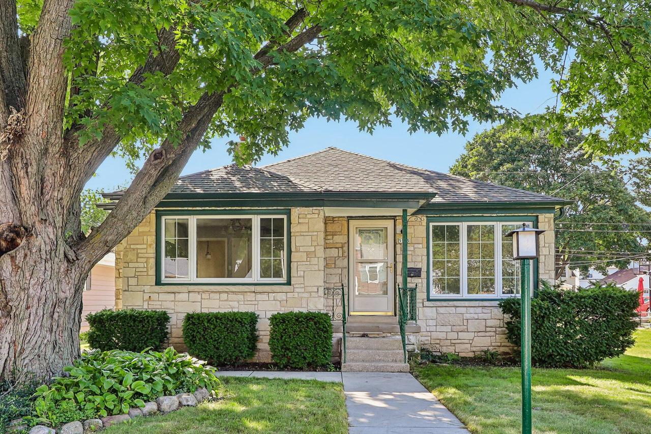 5555 N Mohawk Ave, Glendale, WI 53217