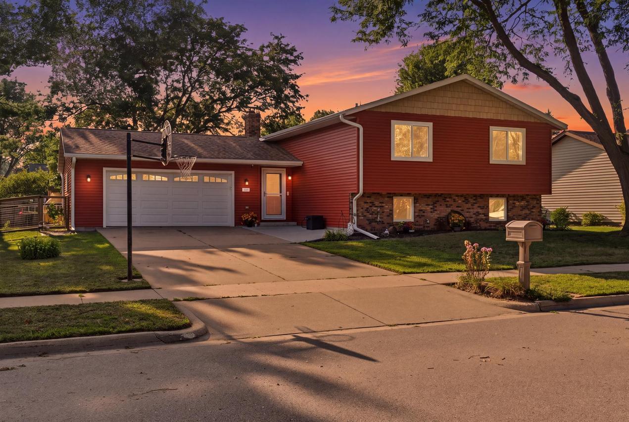 1211 N Oak Ave, Onalaska, WI 54650