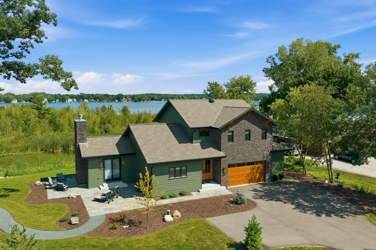 2852 Peninsula Ave, Delafield, WI 53018
