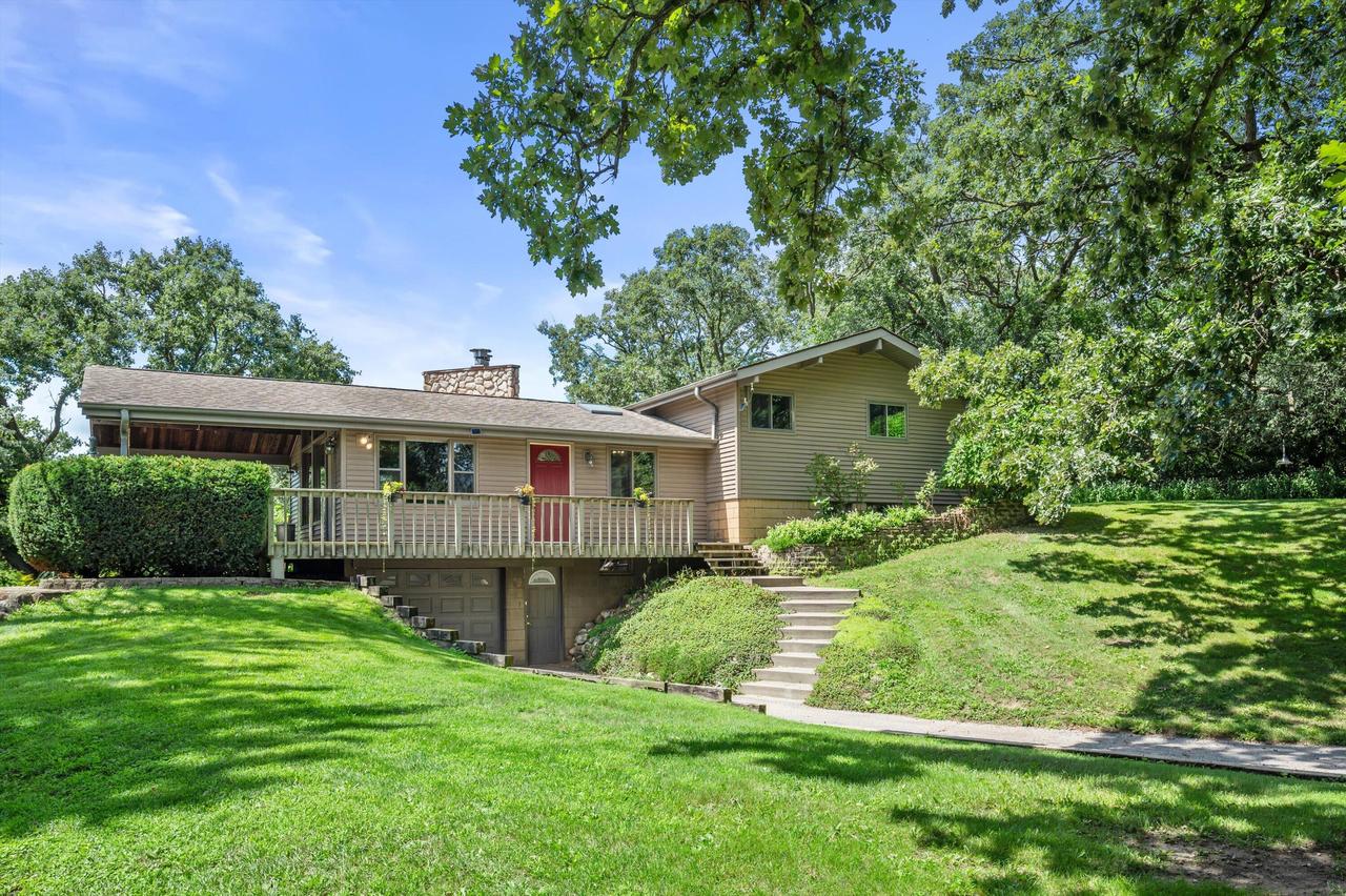 126 E Oak Crest Dr, Wales, WI 53183