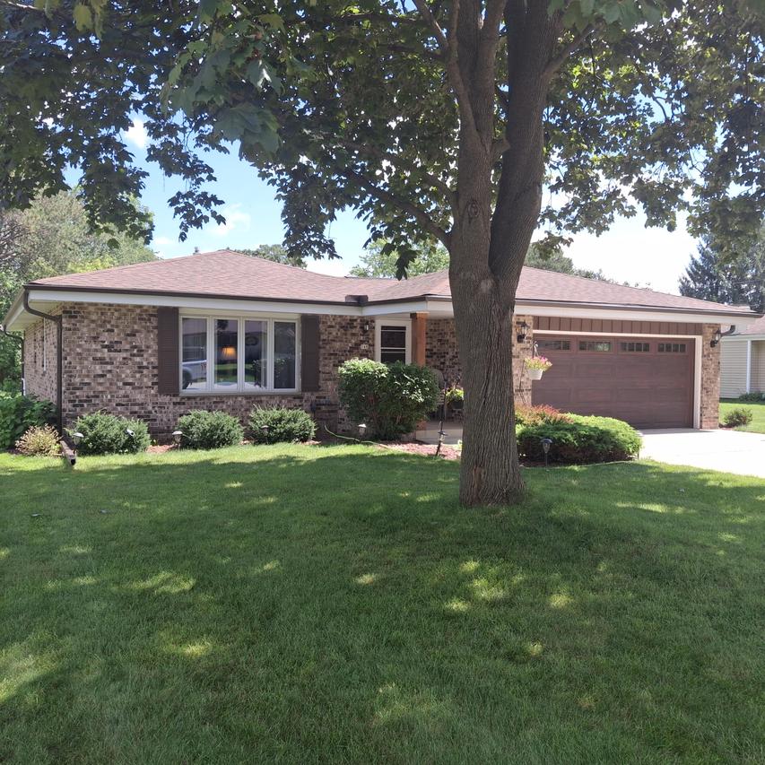 548 Oakwood Dr, Hartland, WI 53029