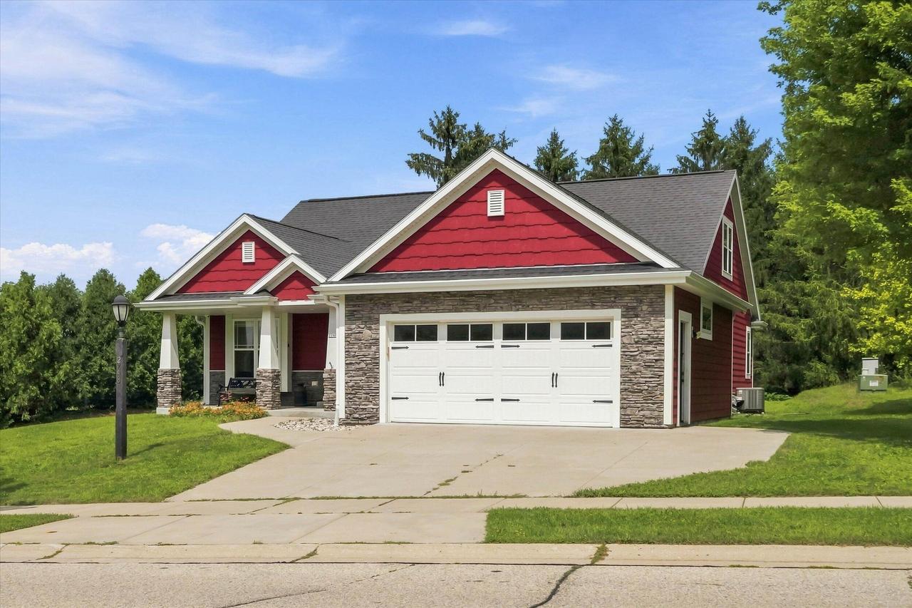 2748 Gateway Ave, Hartford, WI 53027