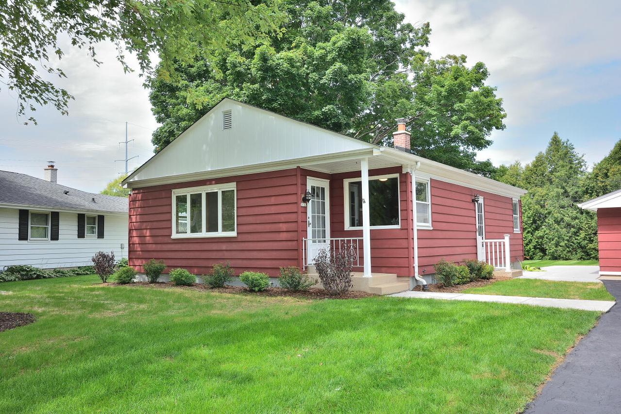 3122 W Rochelle Ave, Glendale, WI 53209