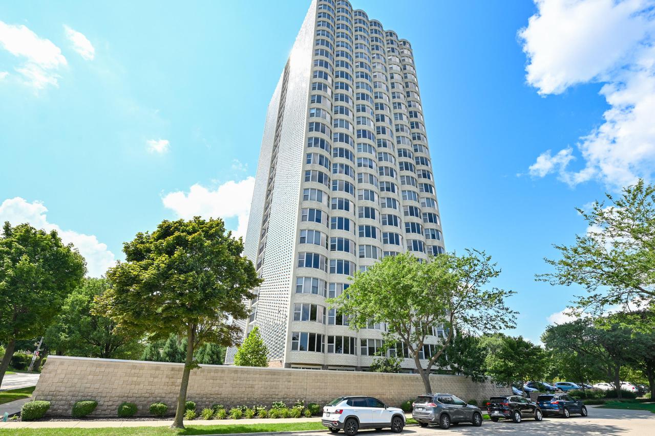 2525 S Shore Dr #8E, Milwaukee, WI 53207
