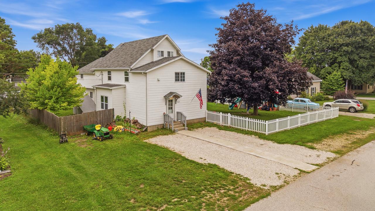 717 W 3rd St, Waldo, WI 53093