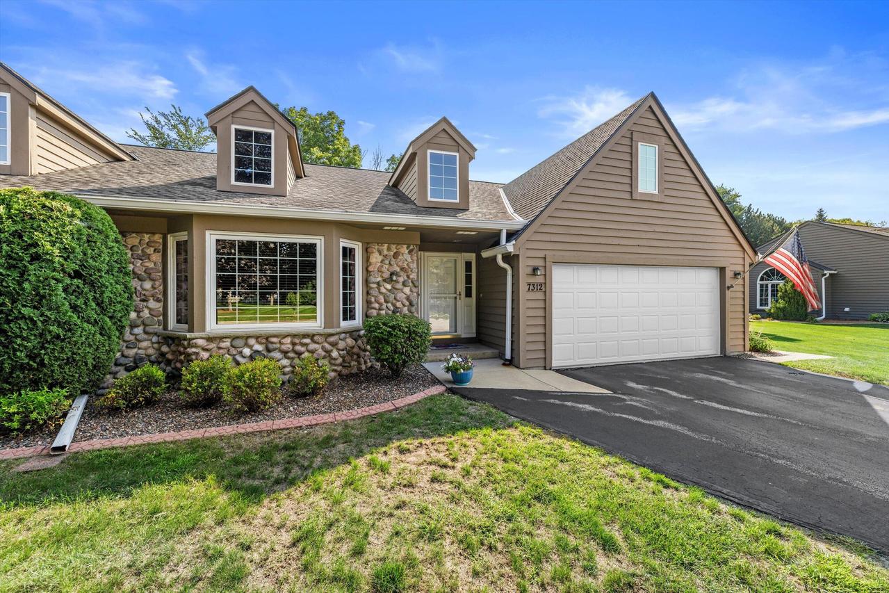 7312 S 77th St, Franklin, WI 53132