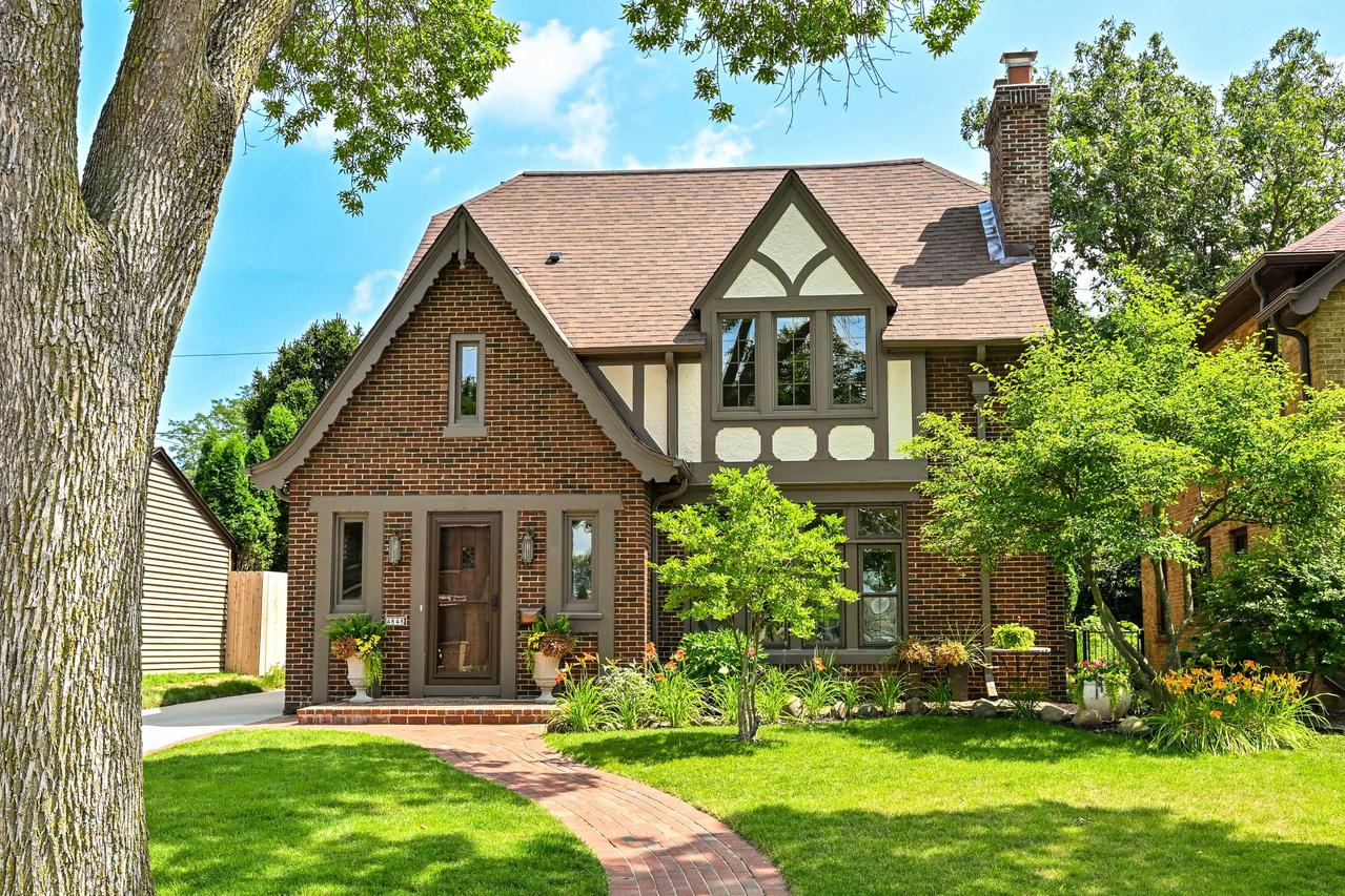 4848 N Woodburn St, Whitefish Bay, WI 53217