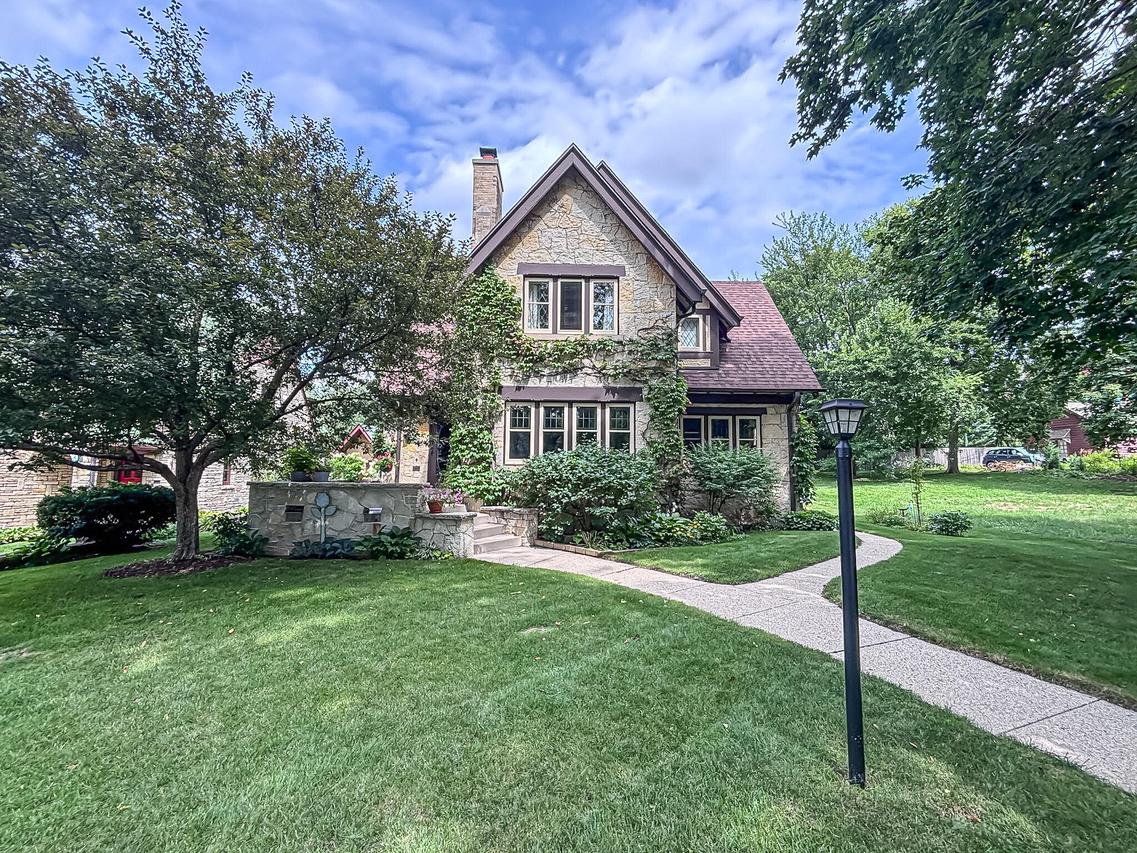 210 W College Ave, Waukesha, WI 53186