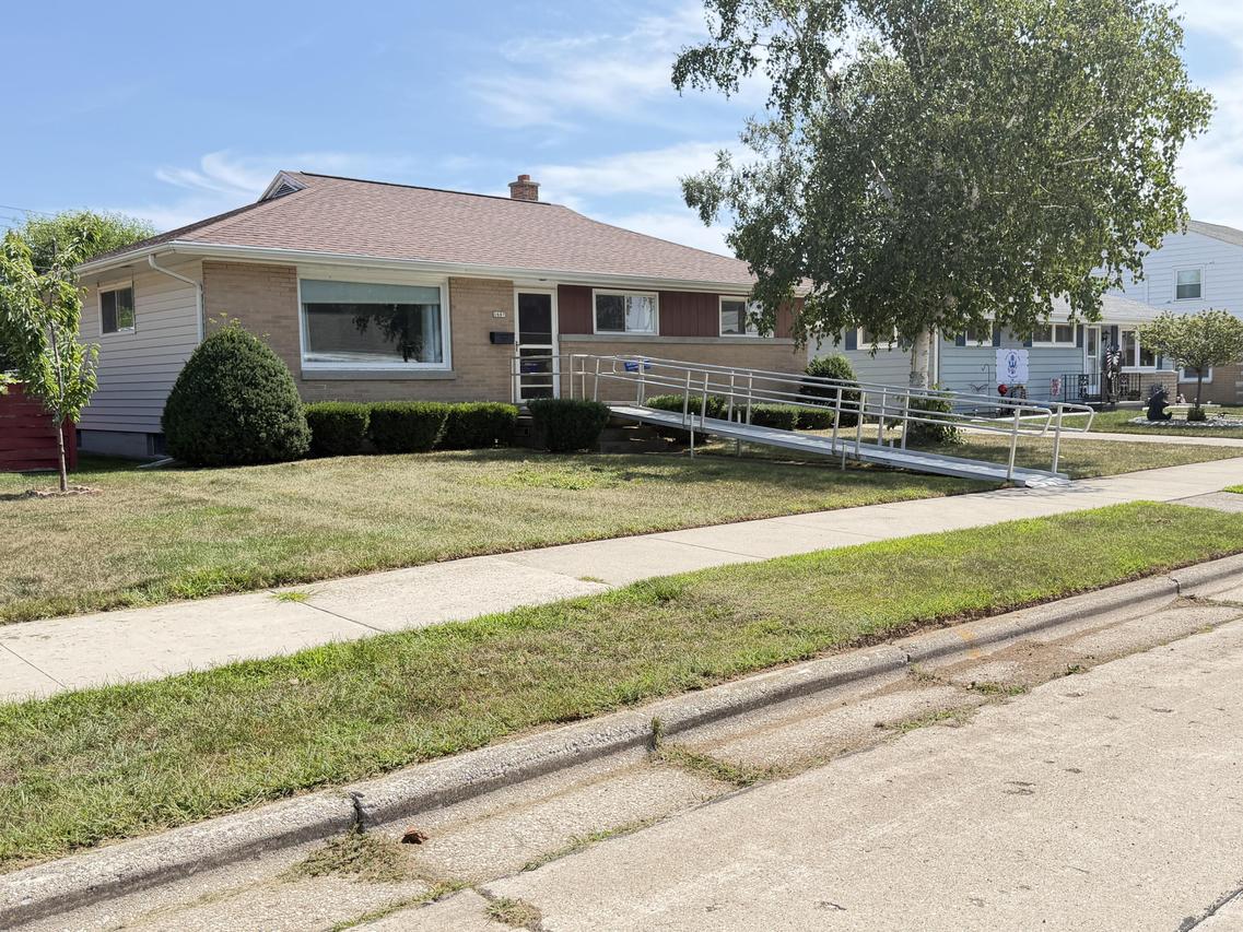 1607 S 17th St, Manitowoc, WI 54220