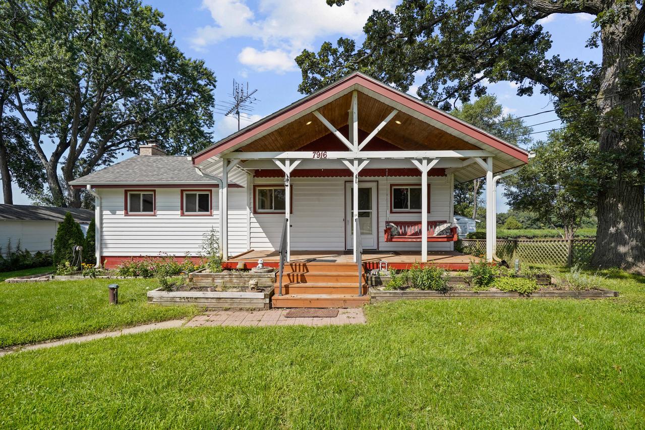 7916 Shorewood Dr, Salem Lakes, WI 53168