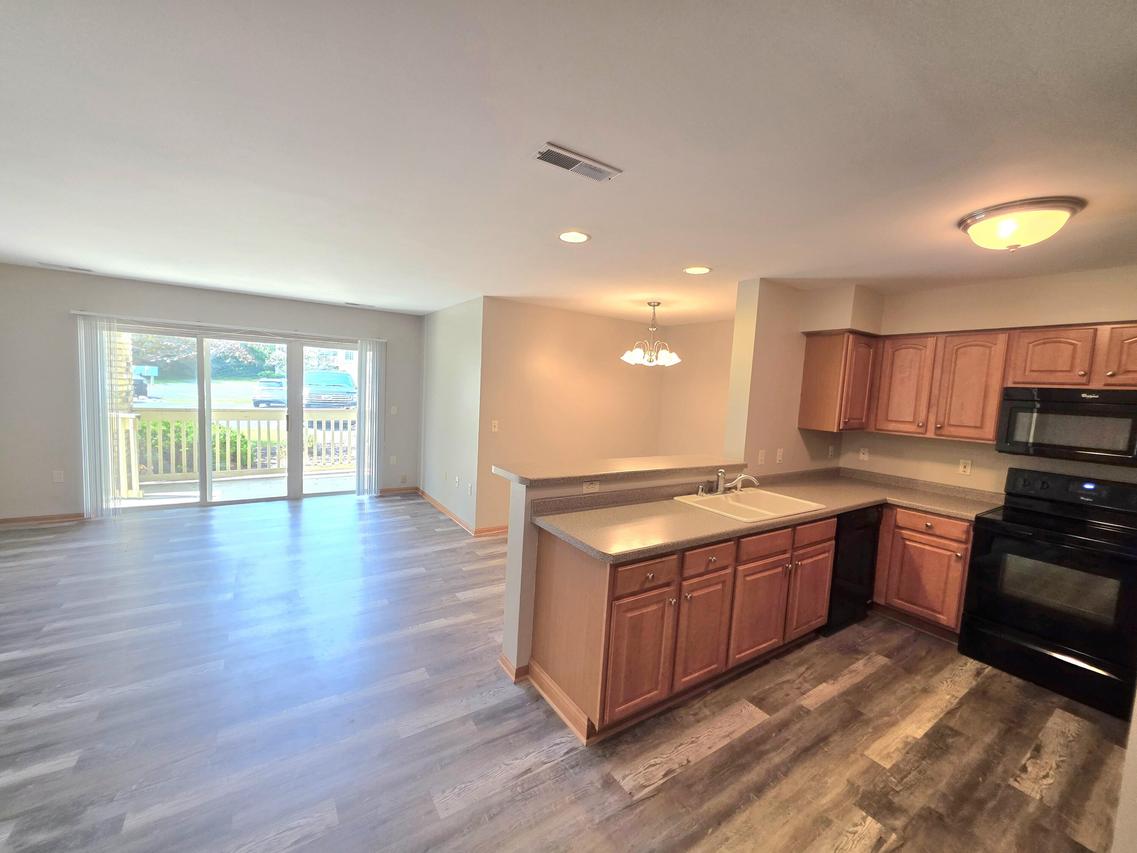 520 Windstone Dr #106, Hartland, WI 53029