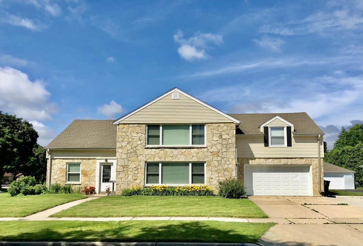 2105 Ludington Ave #2107, Wauwatosa, WI 53226