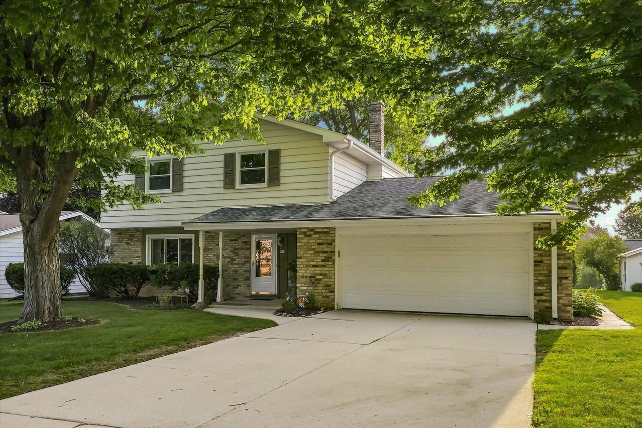 931 Fairview Dr, Port Washington, WI 53074