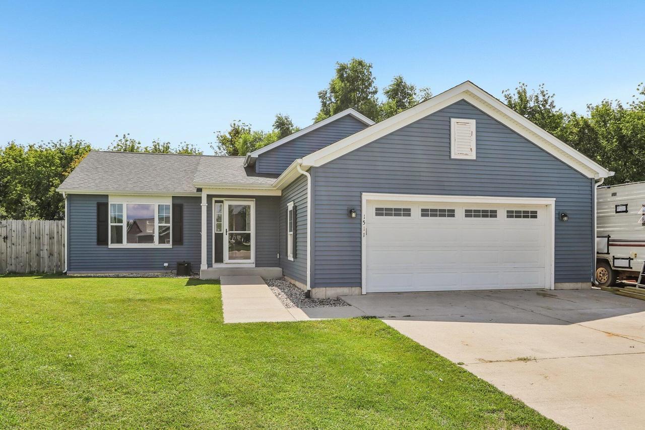 1511 E Longneedle Ln, Elkhorn, WI 53121