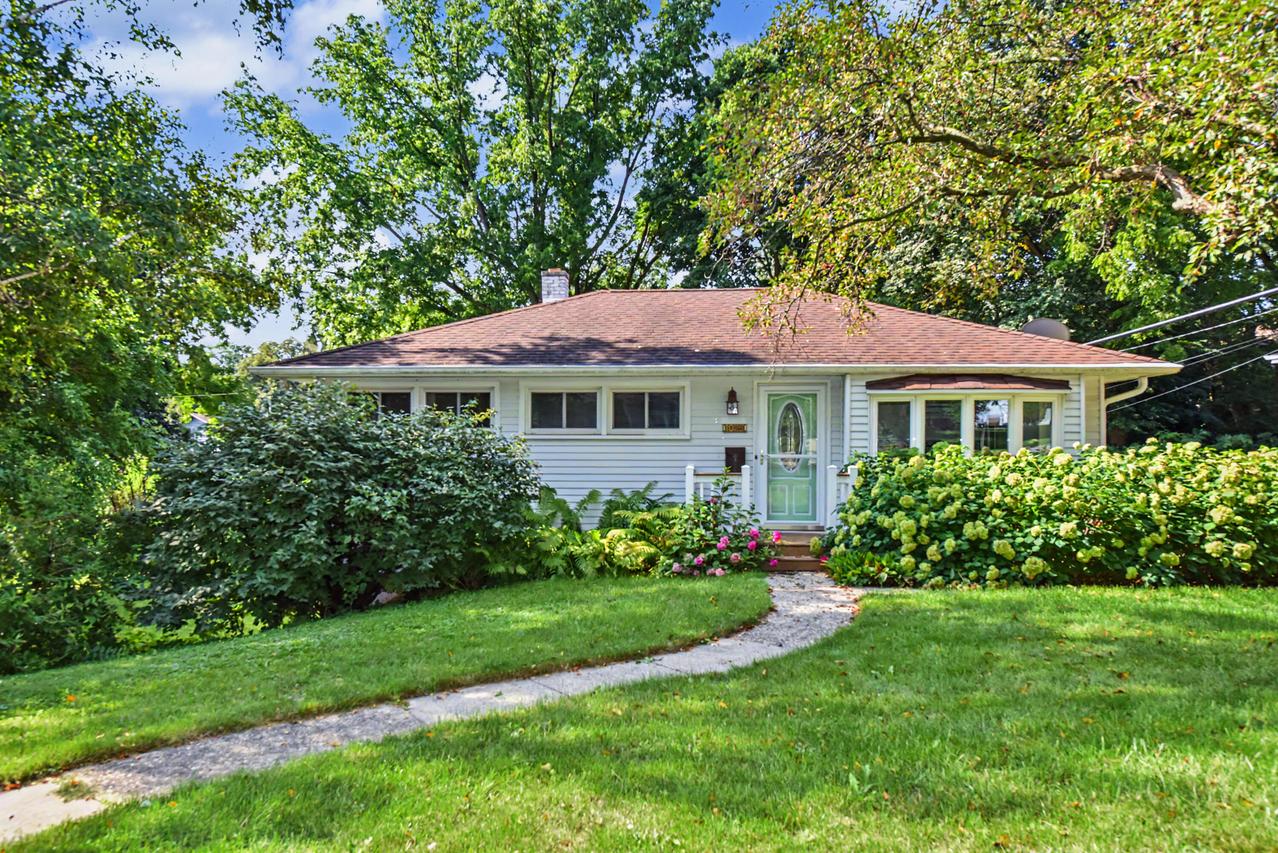 1025 W Cumberland Dr, Waukesha, WI 53188