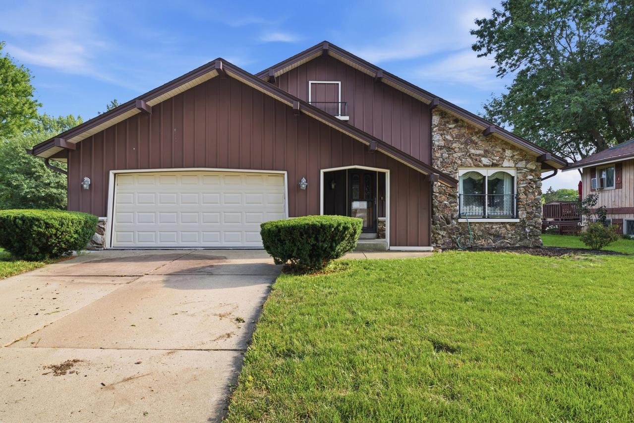 325 E Parkway Estates, Oak Creek, WI 53154