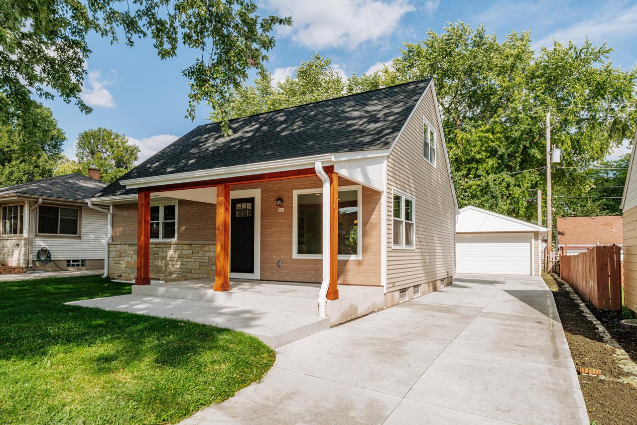 222 N 111th St, Wauwatosa, WI 53226