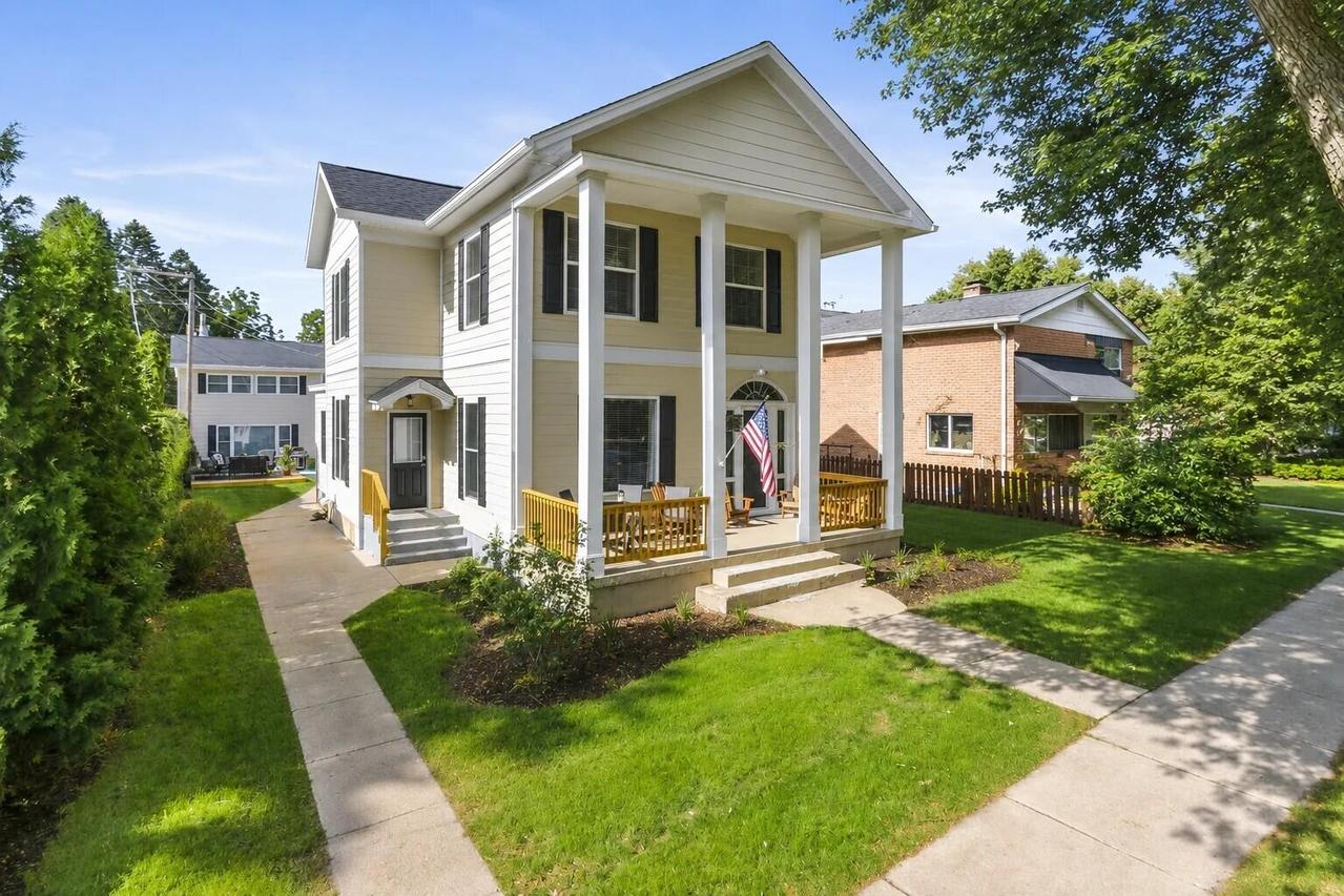816 Wisconsin St, Lake Geneva, WI 53147