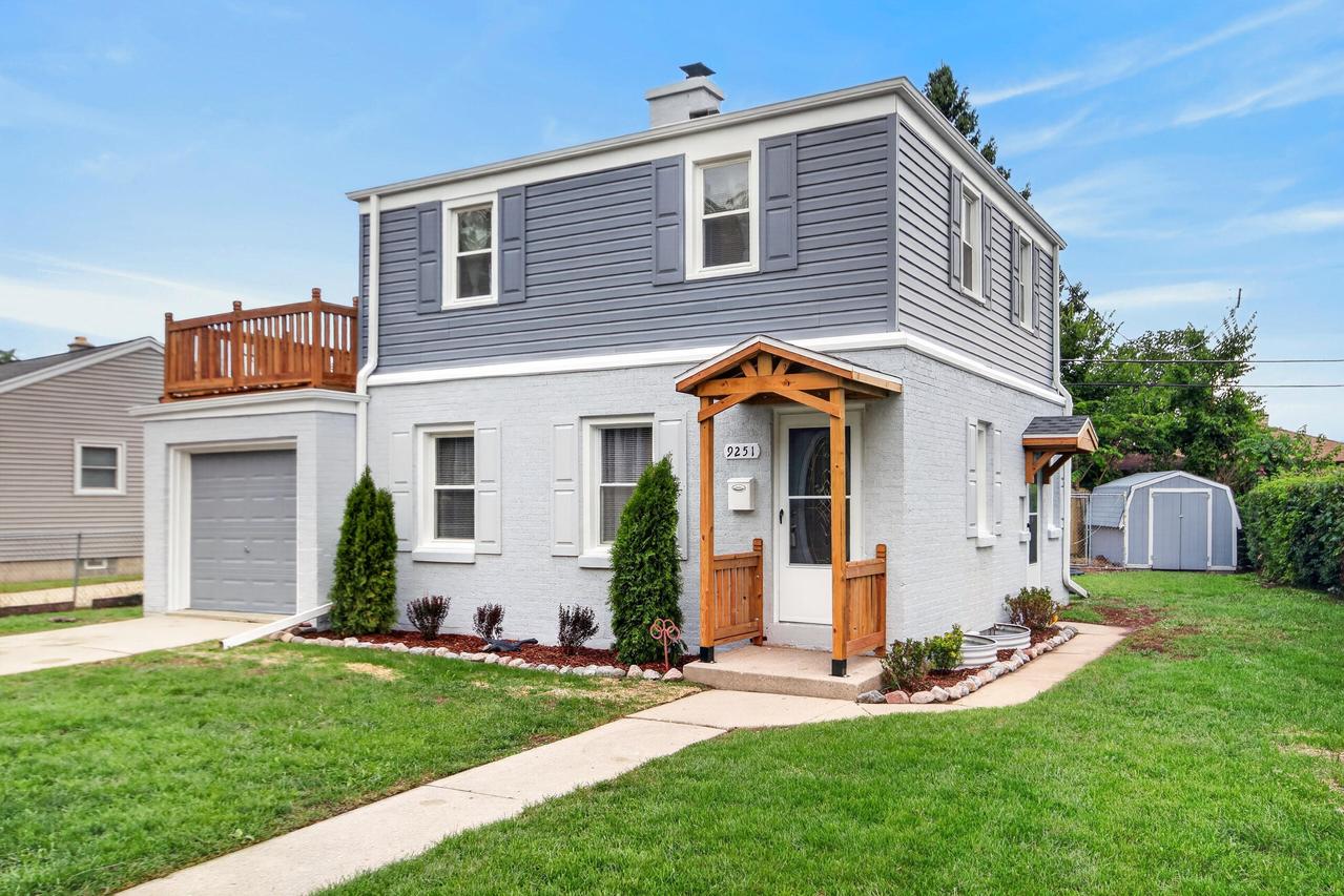 9251 W Swan Cir, Milwaukee, WI 53225
