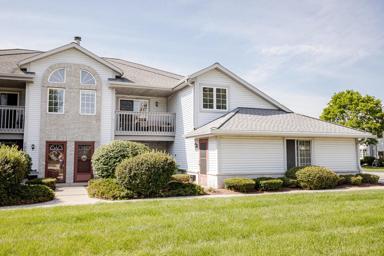 1061 Quinlan Dr #F, Pewaukee, WI 53072