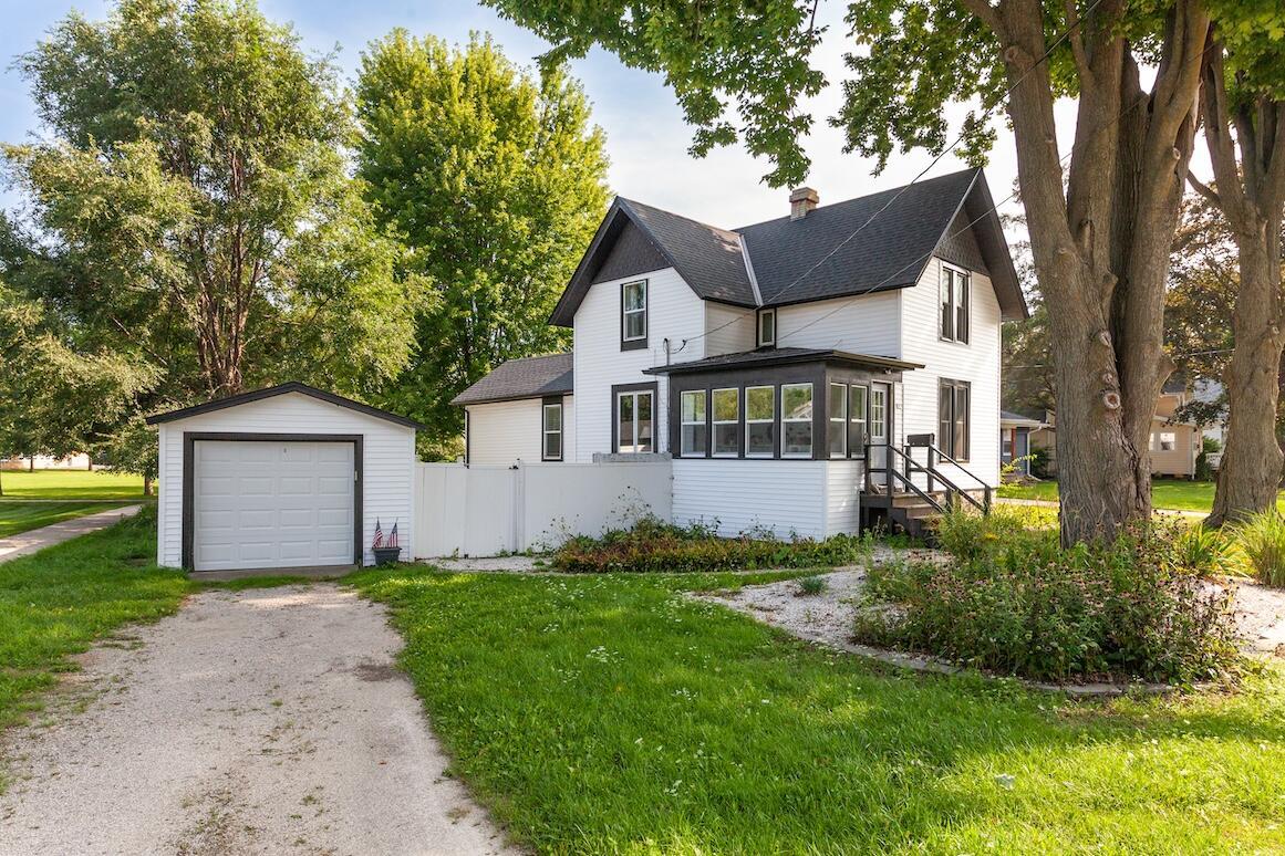 229 S S Concord Rd, Oconomowoc, WI 53066