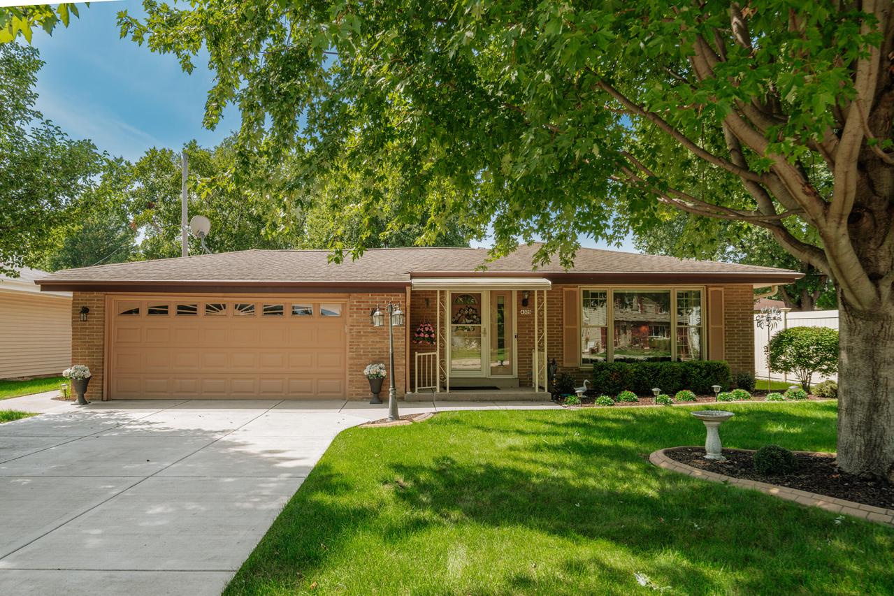 4329 S 49th St, Greenfield, WI 53220