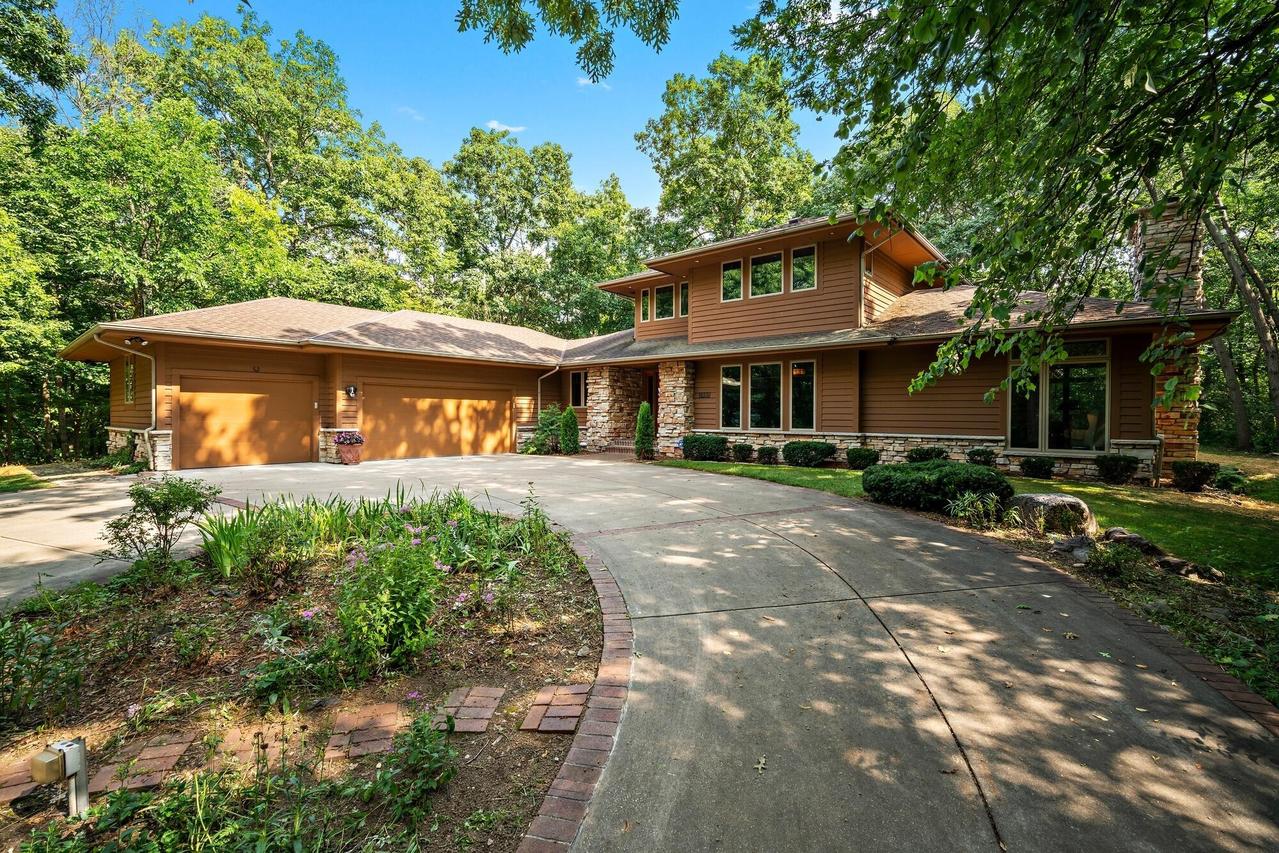 2850 S Amor Dr, New Berlin, WI 53146