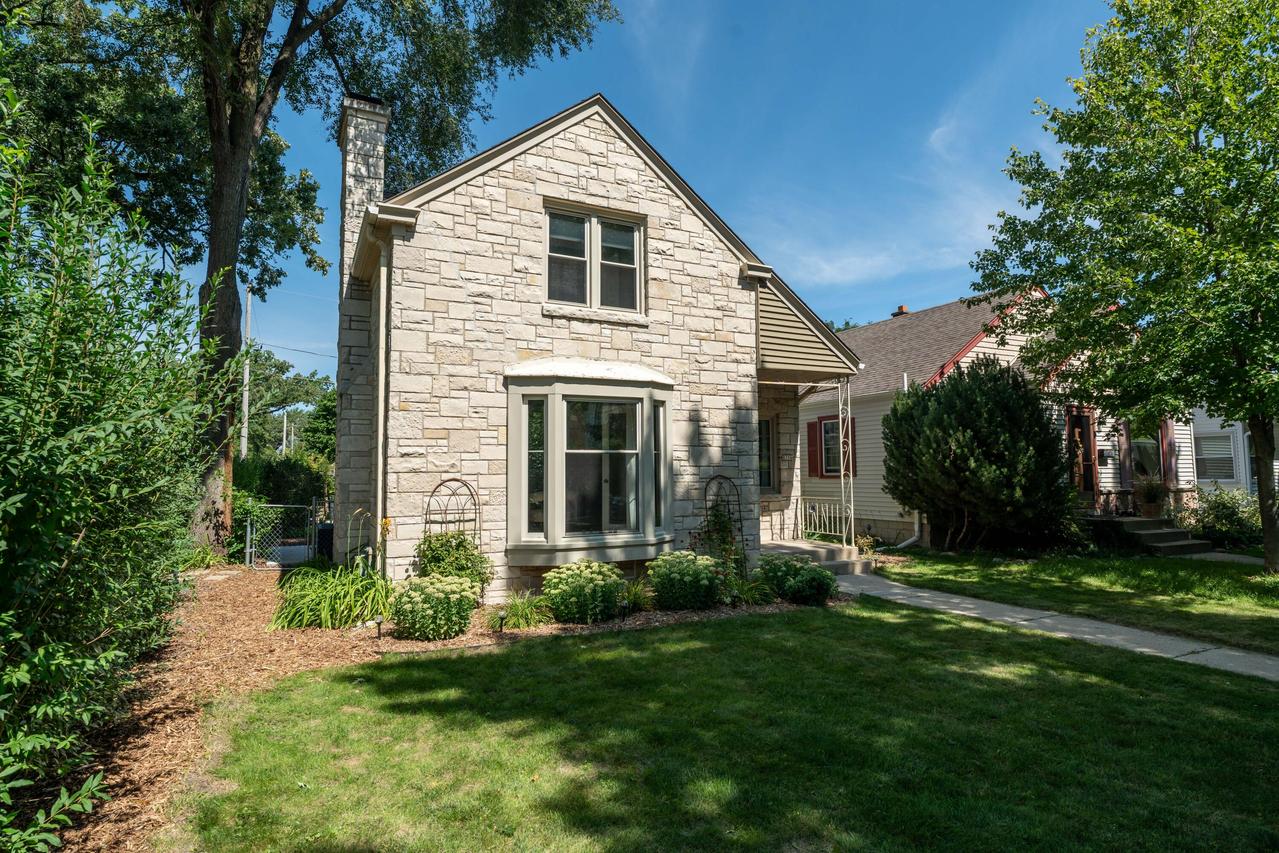 8356 Currie Ave, Wauwatosa, WI 53213