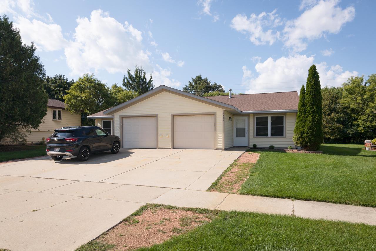 1334 Honeysuckle Rd #1336, Hartford, WI 53027