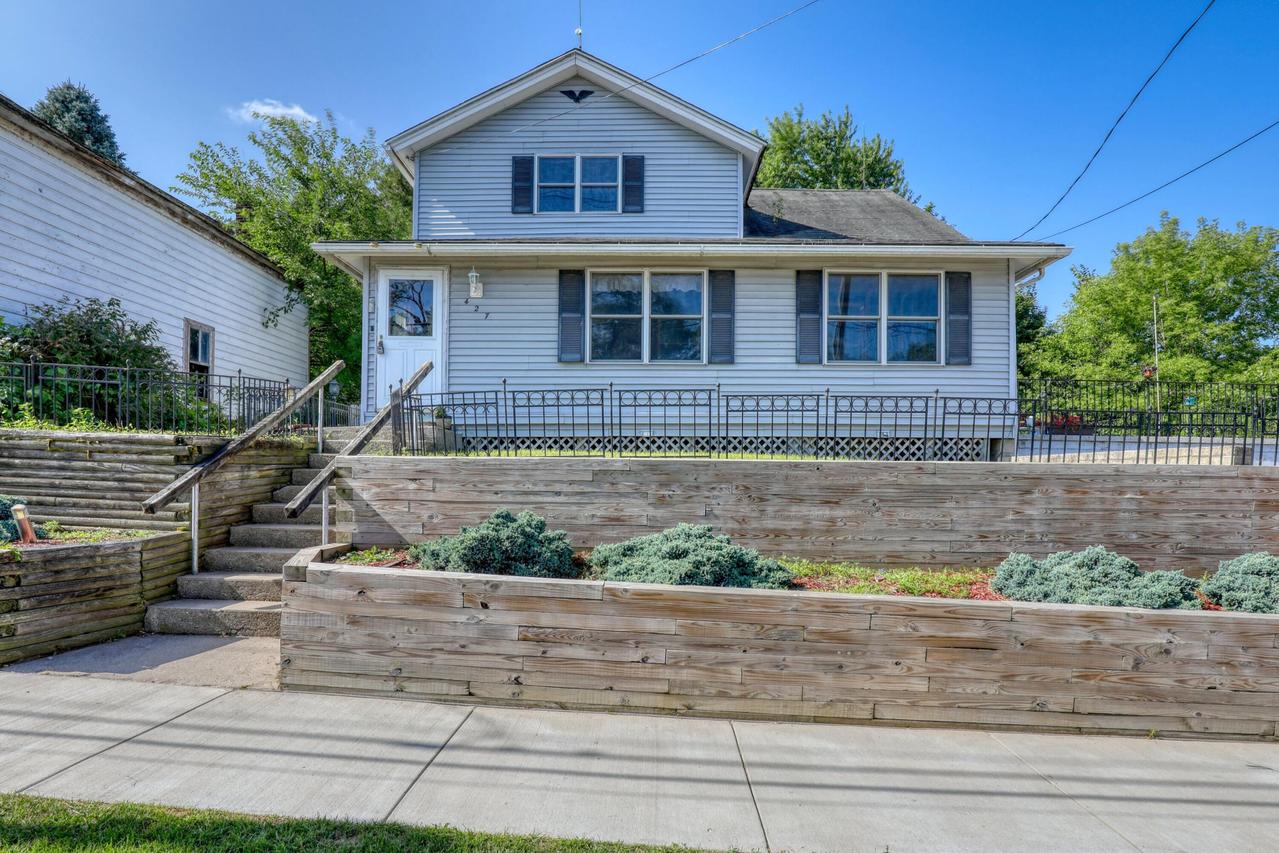 427 W Main St, Newburg, WI 53090