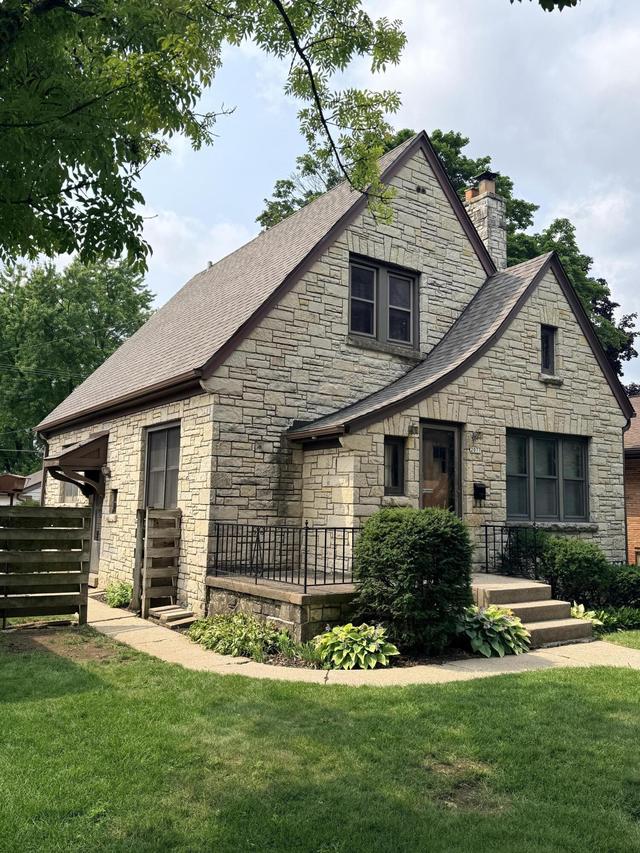 2077 S 107th St, West Allis, WI 53227