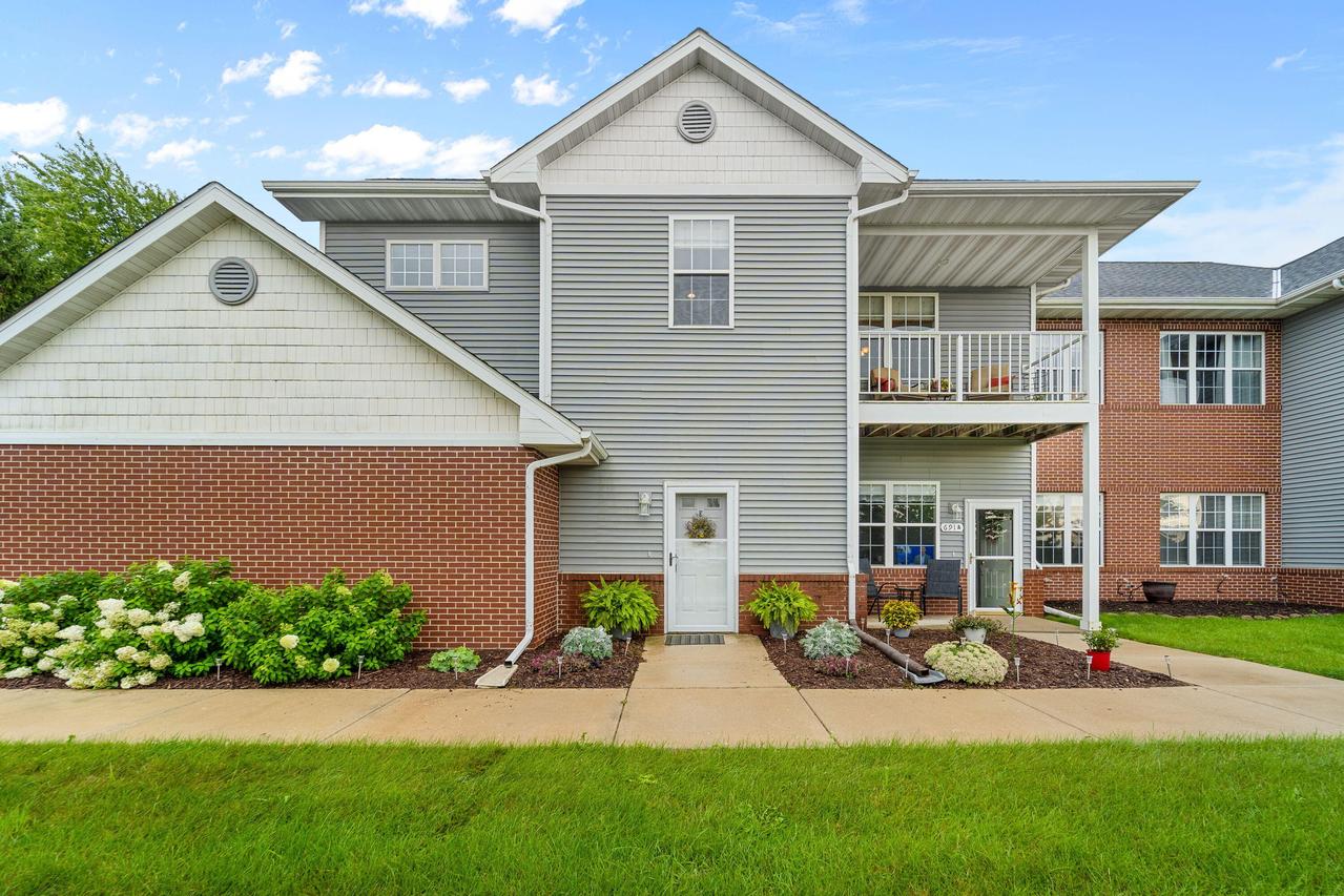 691 W Dekora St #Unit E, Saukville, WI 53080