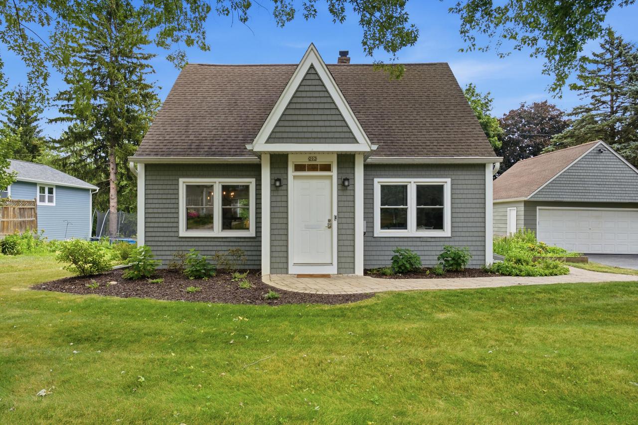 202 S Highland Ave, Thiensville, WI 53092