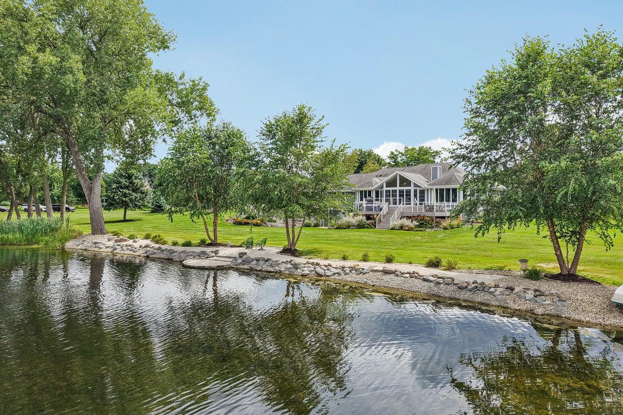1223 N Laurel Ln, Summit, WI 53066