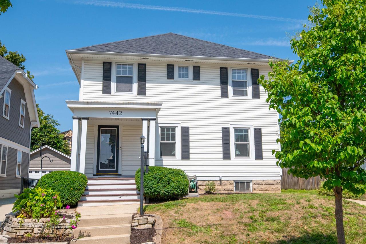 7442 Lincoln Pl, Wauwatosa, WI 53213