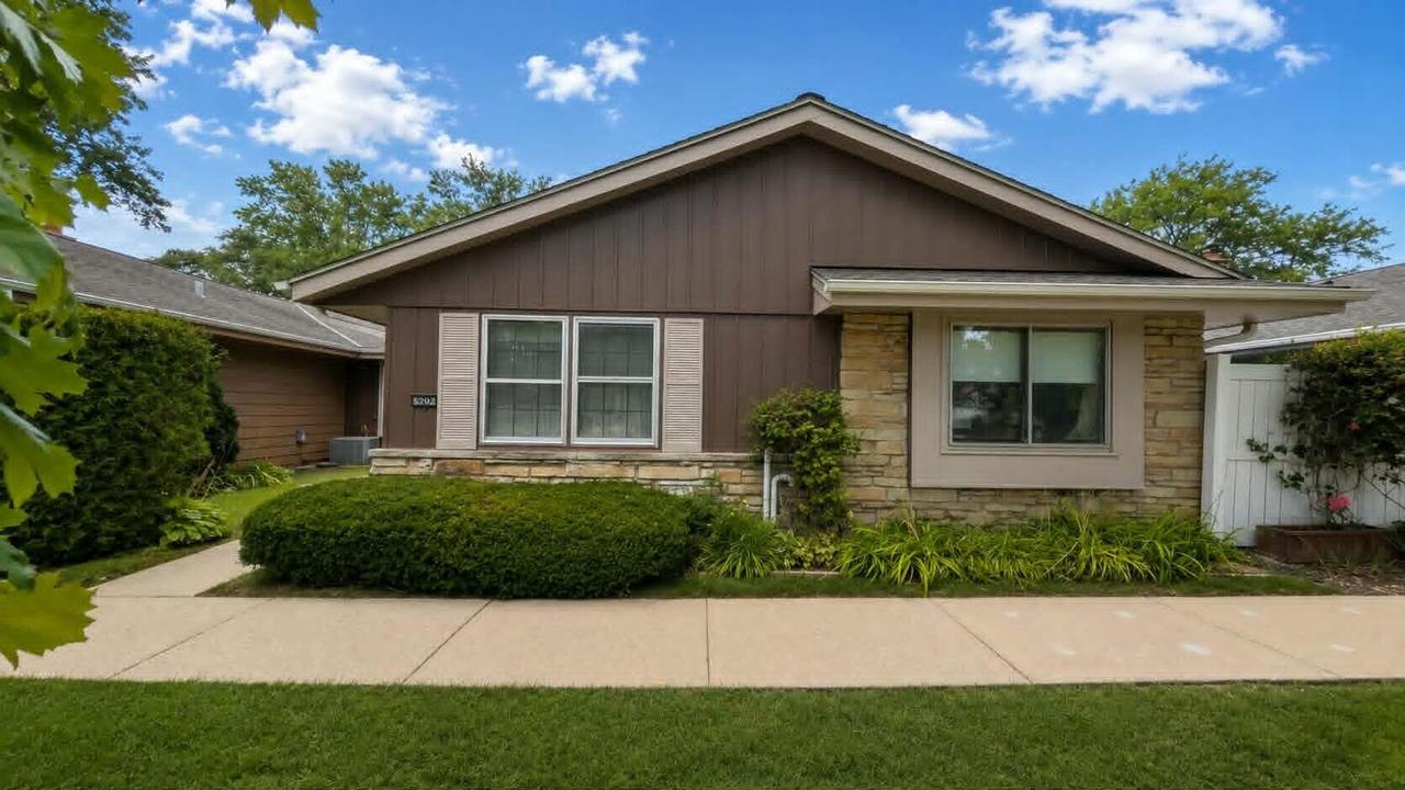 5292 Woodbridge Ln, Greenfield, WI 53221