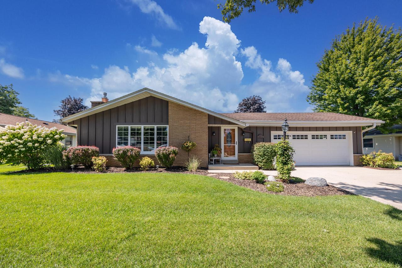 6109 Thornridge Ln, Greendale, WI 53129