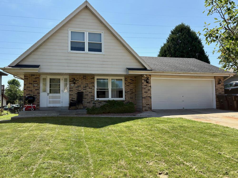 4449 W Tesch Ave, Greenfield, WI 53220