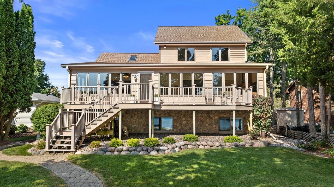 6086 N Lake Dr, West Bend, WI 53095