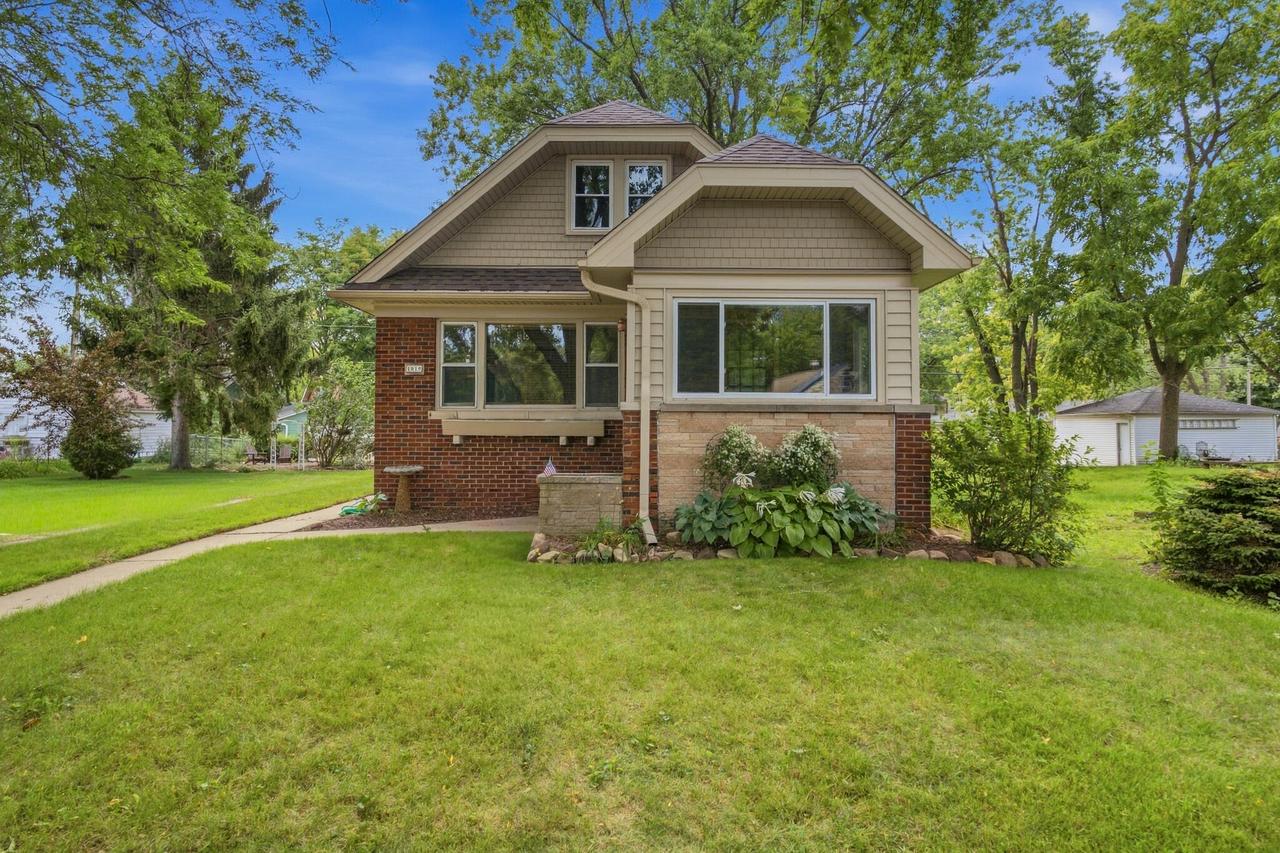 1919 W Marne Ave, Glendale, WI 53209