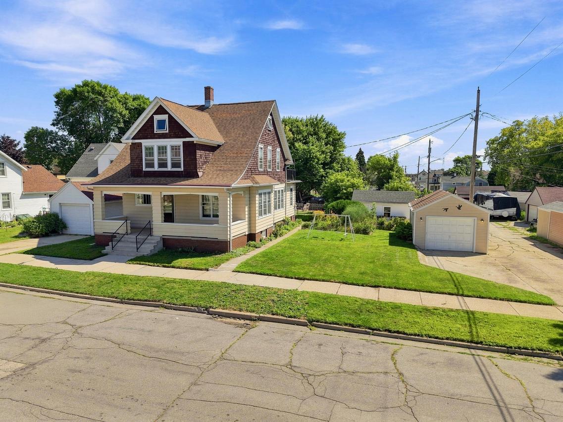 909 S 15th St, Sheboygan, WI 53081