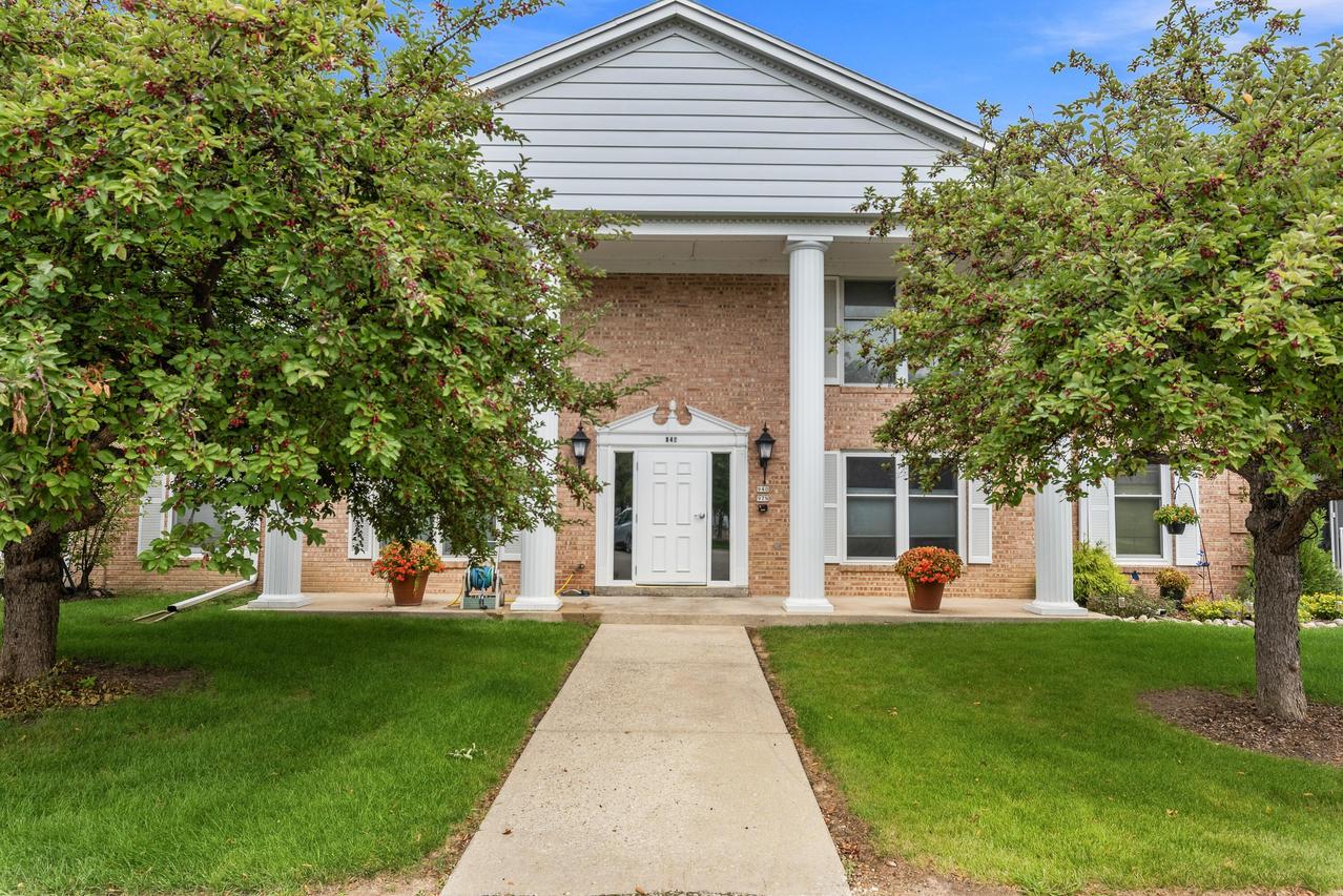 940 W Heritage Ct #104, Mequon, WI 53092