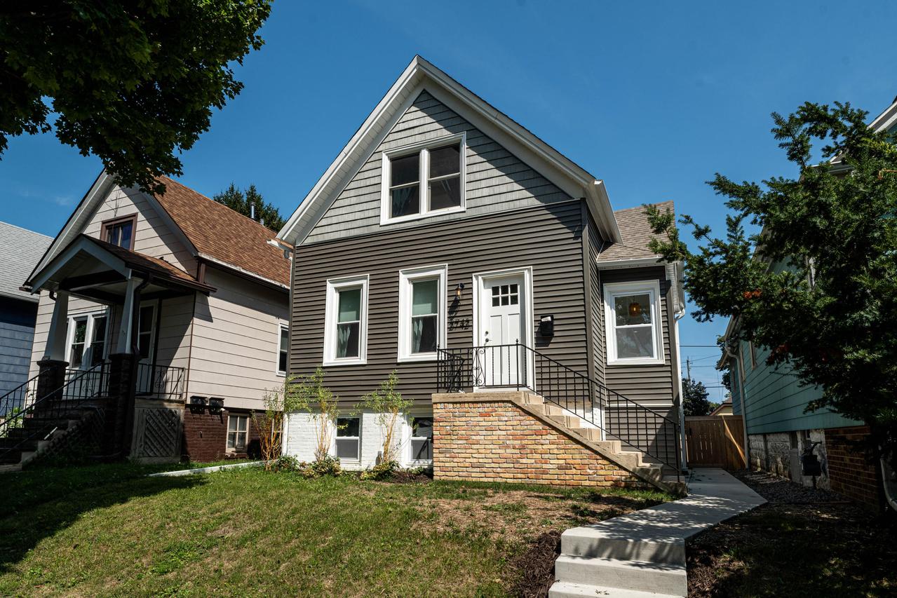 2742 S Greeley St, Milwaukee, WI 53207