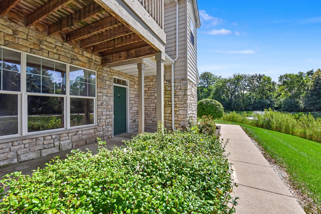 N16W26559 Meadowgrass Cir #E, Pewaukee, WI 53072