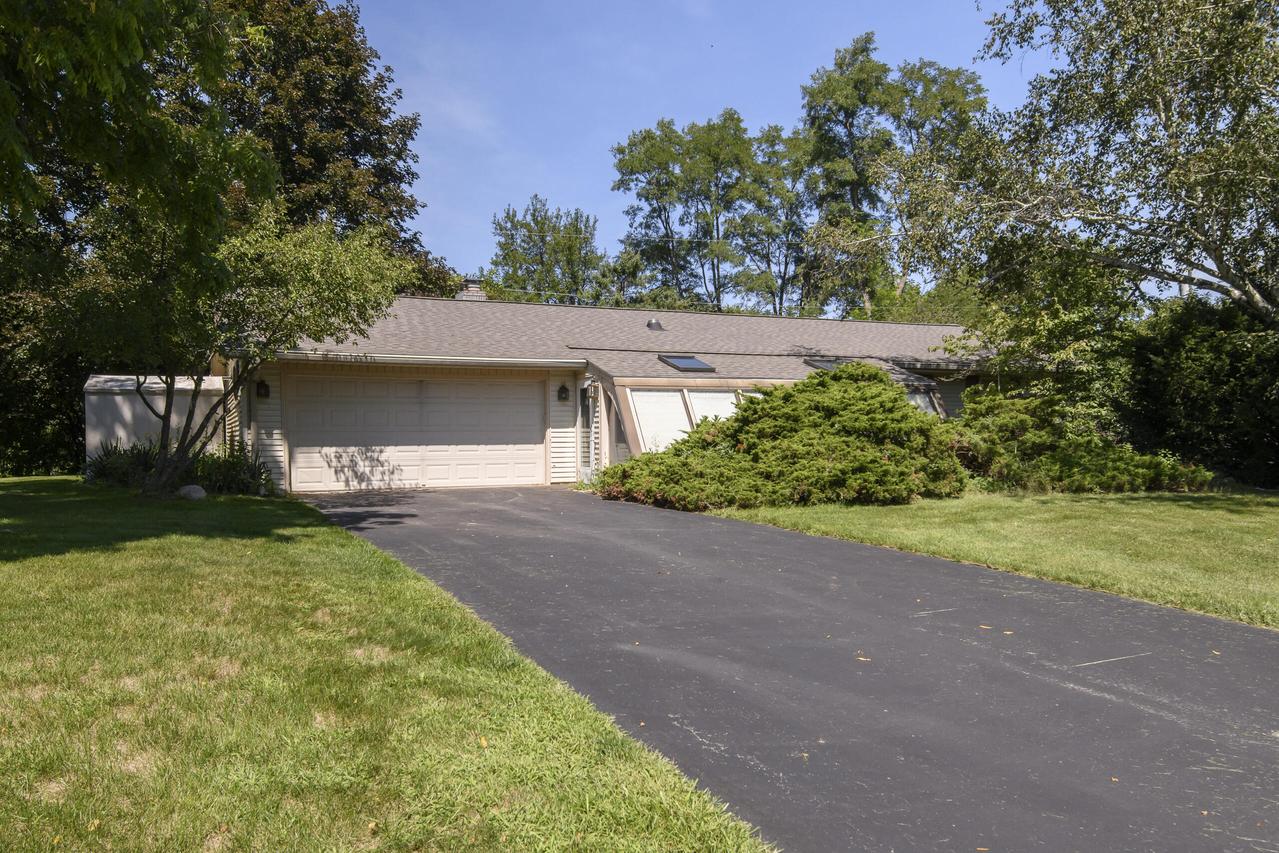 S87W27350 Ridgeway Ct, Vernon, WI 53149
