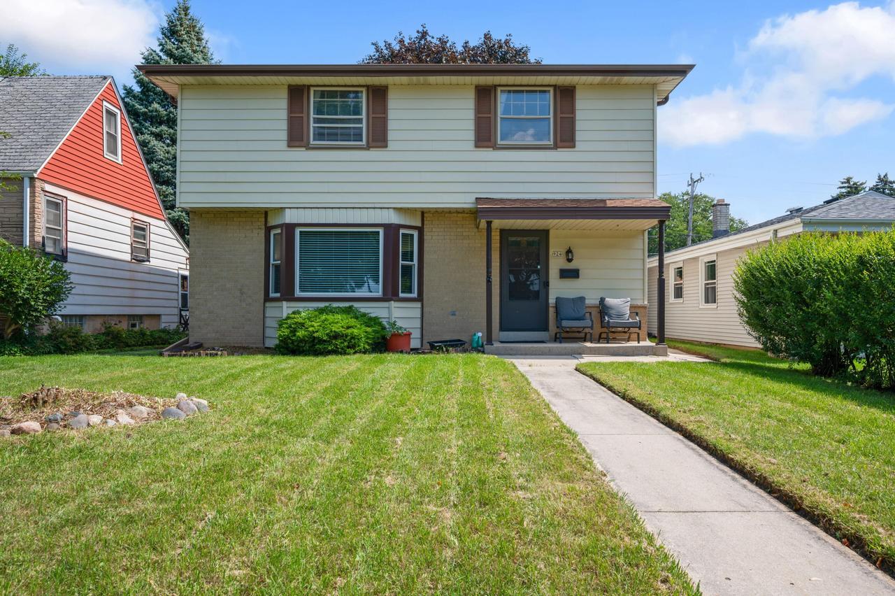 924 S 116th St, West Allis, WI 53214