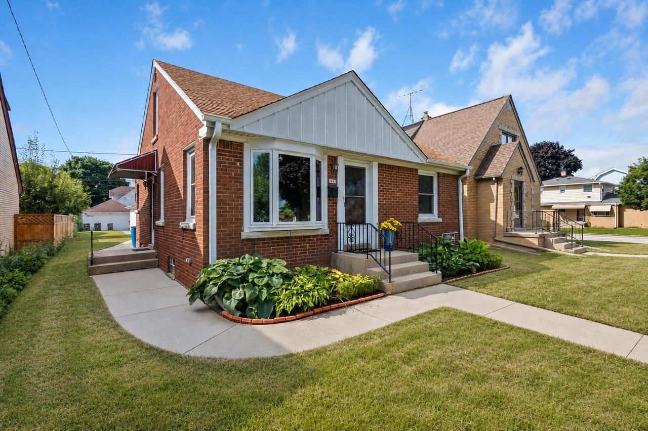 3907 E Holmes Ave, Cudahy, WI 53110