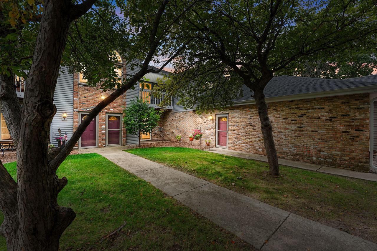 180 W Oak Leaf Dr #8, Oak Creek, WI 53154